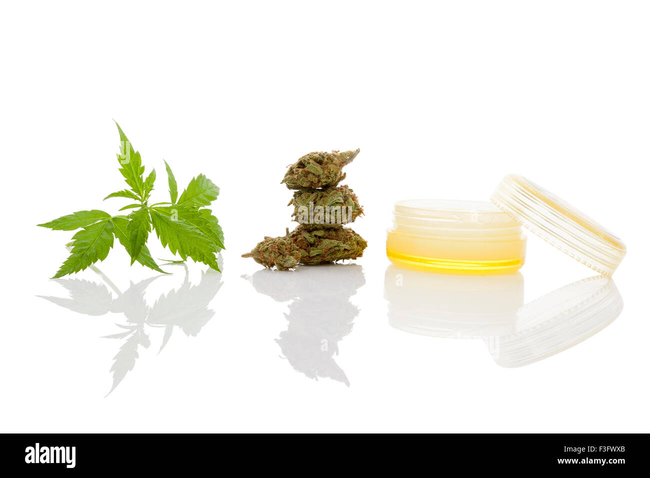 Cannabis-Feuchtigkeitscreme-Creme. Alternative gesunde Hanf Hautpflege Kosmetik. Stockfoto