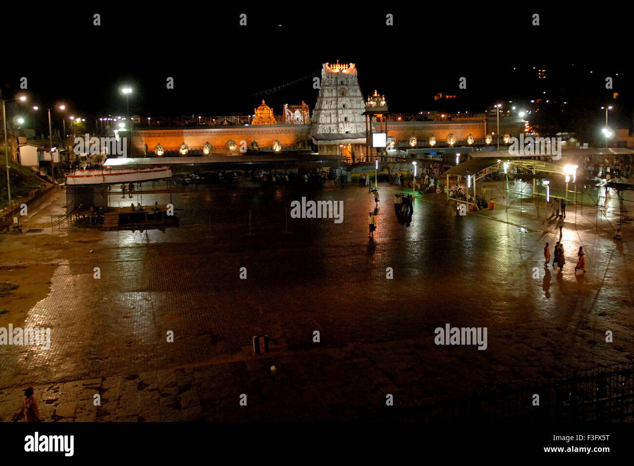 Beleuchtete Lord Venkateshvara Balaji Tempel; in Tirumala Tirupati, Andhra Pradesh, Indien - Maa 134910 Stockfoto
