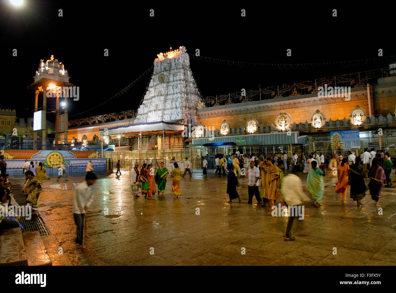 Beleuchtete Herrn Venkateshvara Tempel Balaji Tirumala Tirupati Andhra Pradesh, Indien Stockfoto