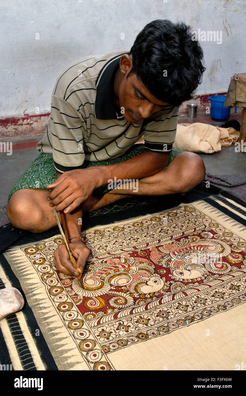 Srikalahasti ist berühmt für Kalamkari, eine Methode, natürliche Farbstoffe auf Baumwolle oder Seidengewebe mit Bambusstift Tirupati Bezirk Andhra Pradesh Indien Asien Indisch Asiatisch zu malen Stockfoto