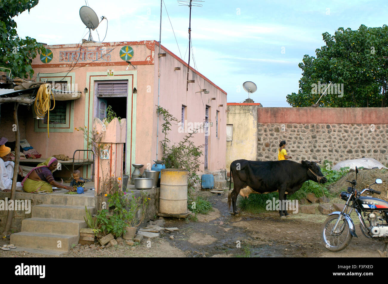 Haus mit einer TV-Parabolantenne am Ralegan Siddhi nahe Pune; Maharashtra; Indien Stockfoto