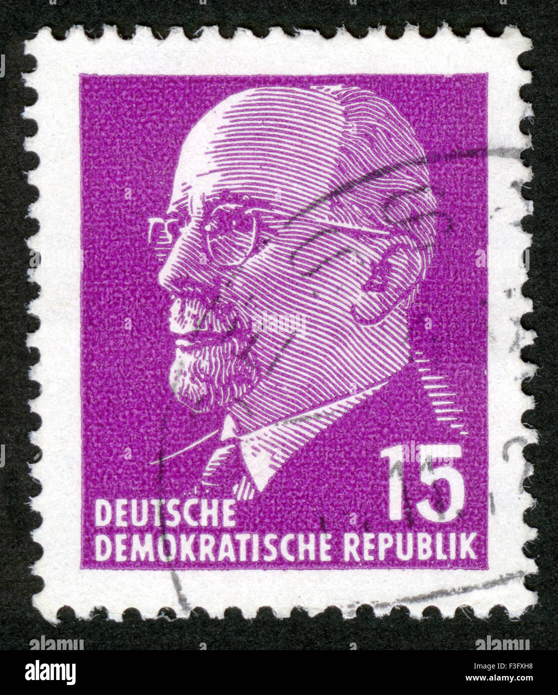Deutschland, Poststempel, Stempel, ca. 1971: Briefmarke gedruckt in DDR (Ostdeutschland) zeigt Vorsitzenden Walter Ulbricht Portrait über 1971 Stockfoto
