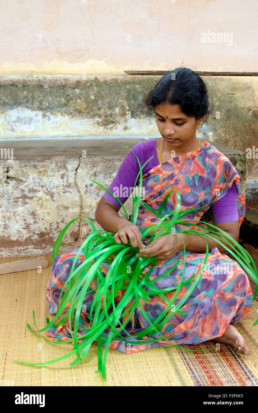 Frau Weben Plastikstreifen Korb, Kunst und Handwerk, Handwerk, Tamil Nadu, Indien, Asien, Indien, Asien, MR#777A, dpa 134981 maa Stockfoto
