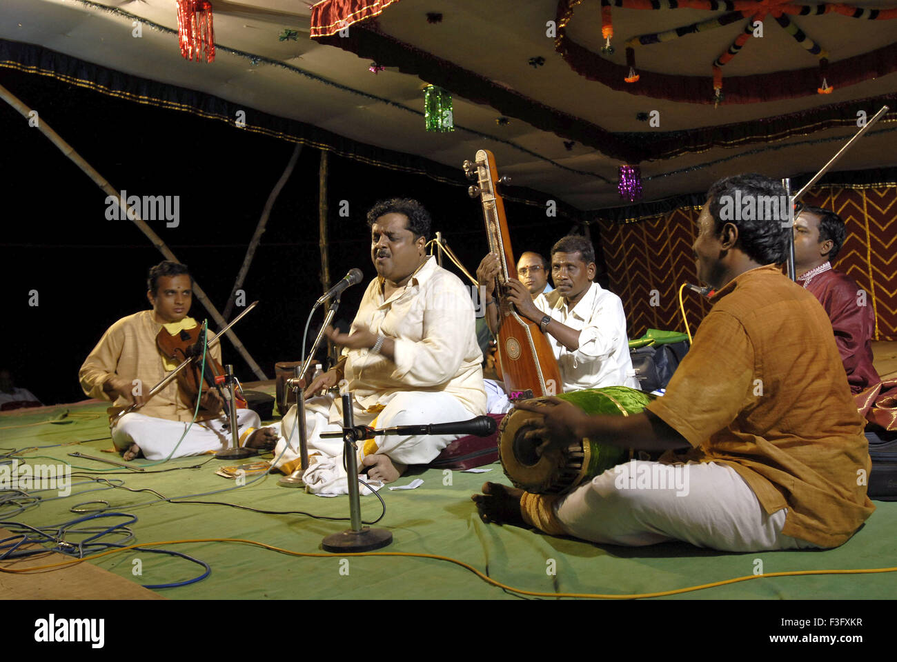 Musikalische Leistung Männer spielen Künstler; Tamil Nadu; Indien; Asien Stockfoto