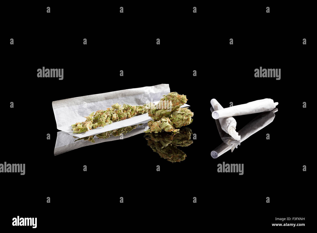 Marihuana-Hintergrund. Cannabis-Zigarette gemeinsame, Knospe und Hanf verlässt isolierten auf schwarzen Hintergrund. Süchtig machende Droge oder alternative Stockfoto