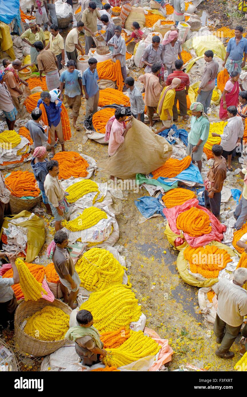 Blume-Verkäufer verkaufen Girlande im Basar; Calcutta jetzt Kolkata; Westbengalen; Indien Stockfoto