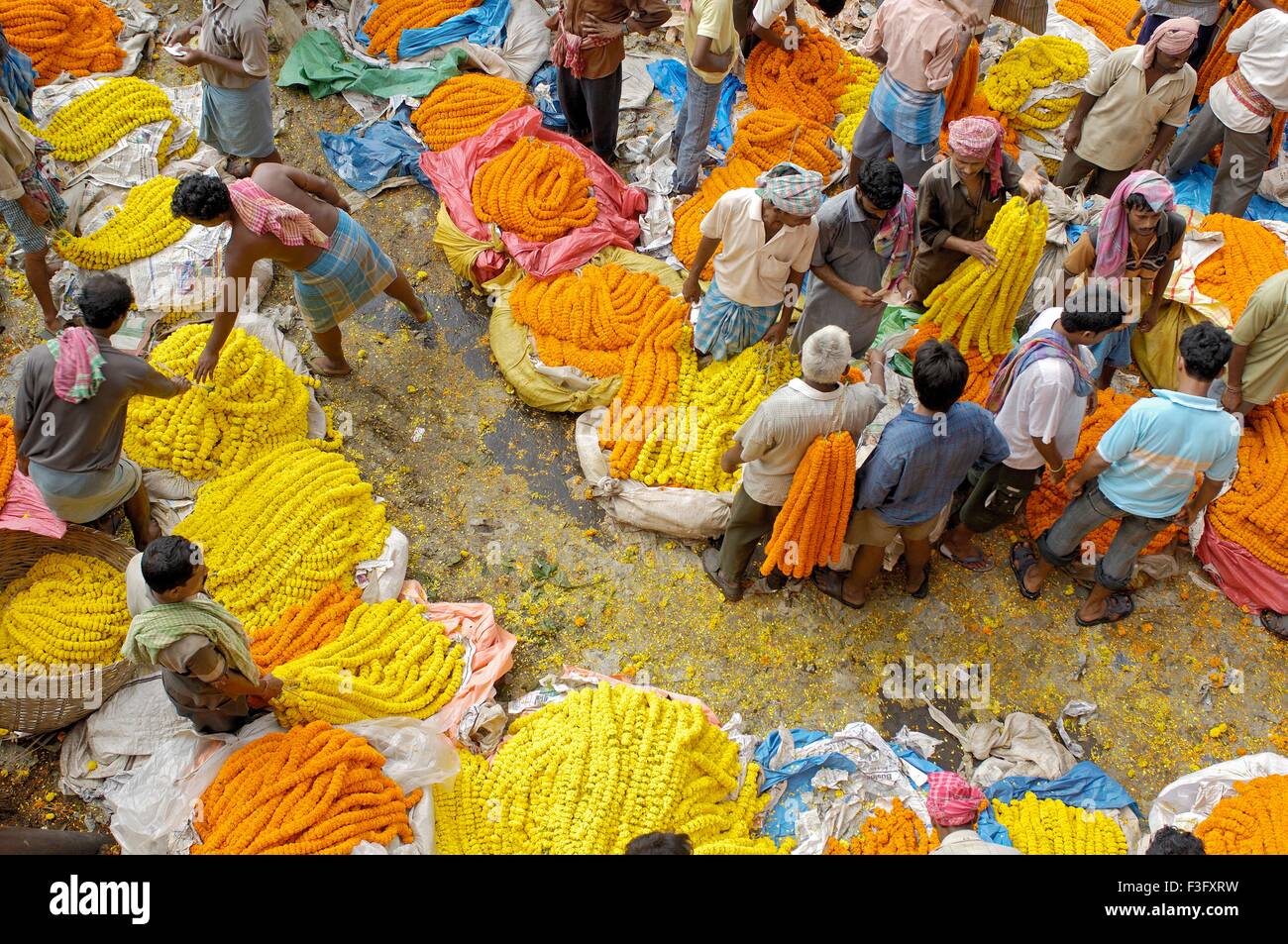 Blume-Verkäufer verkaufen Girlande im Basar; Calcutta jetzt Kolkata; Westbengalen; Indien Stockfoto