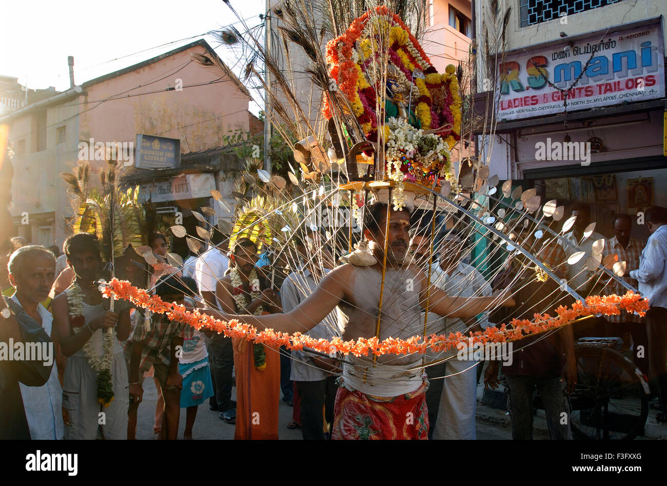 Abtötung Nadeln eingebettet Fleisch Buße Kavadi symbolisch für des Herrn Sänfte Mylapore Chenna Tamil Nadu, Indien Stockfoto