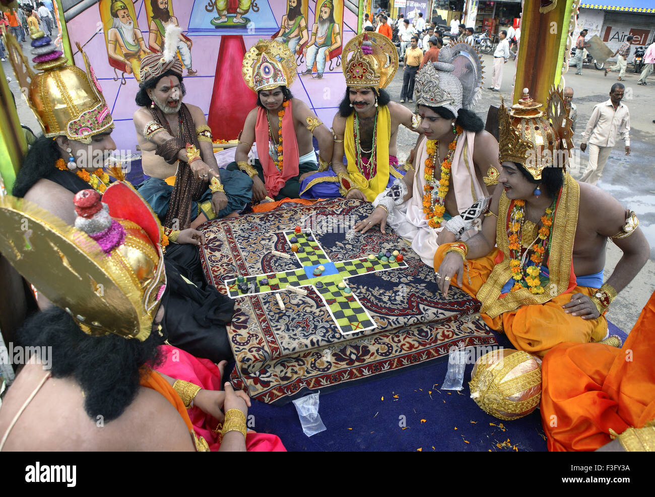 Janmashtami Festival oder Lord Krishna Geburtstag Feier Karneval Prozession mit verschiedenen Szene-Epos Mahabharat Jabalpur Stockfoto