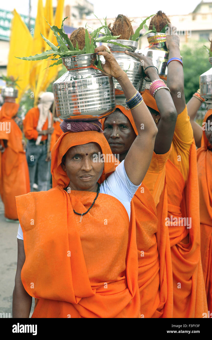 Janmashtami Festival Lord Krishna Geburtstag Feier Karnevalszug in orange Sari Jabalpur verschiedene Frauen gekleidet Stockfoto