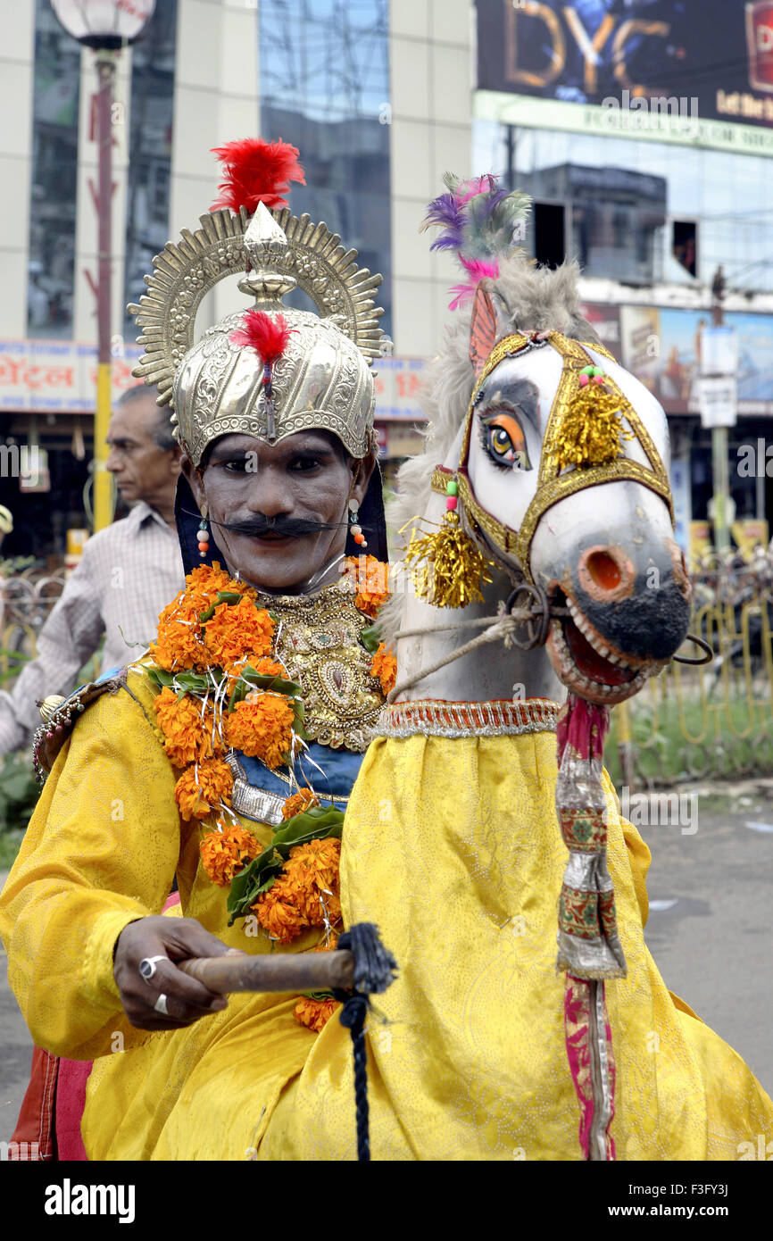 Janmashtami Festival oder Lord Krishna Geburtstag Feier Karneval Prozession verschiedene zeigt Mann gekleidet Jabalpur Stockfoto