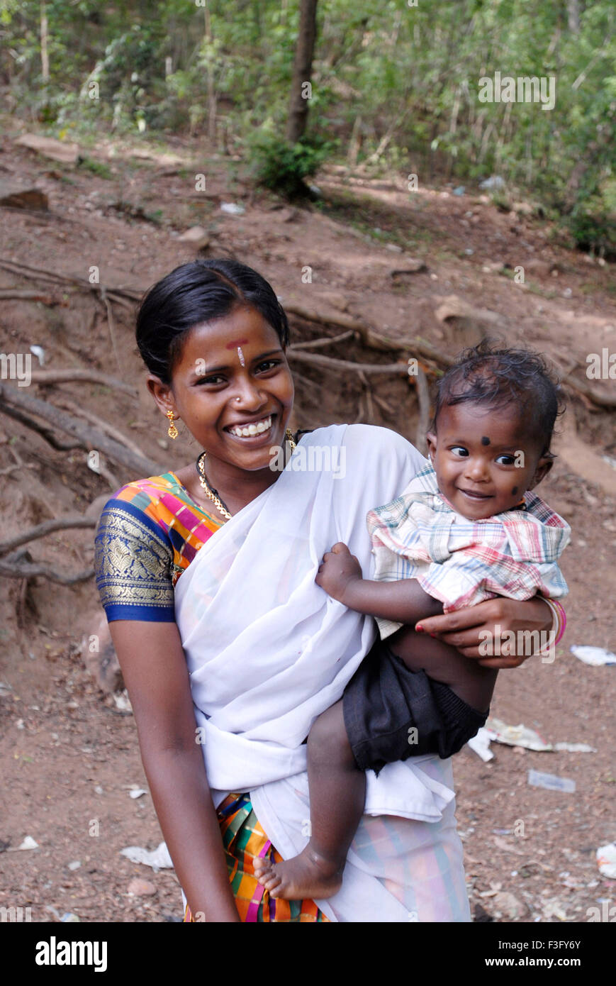 Mutter und Tochter Pilger am Palamuthircholai Murugan Tempel; Tamil Nadu; Indien Stockfoto