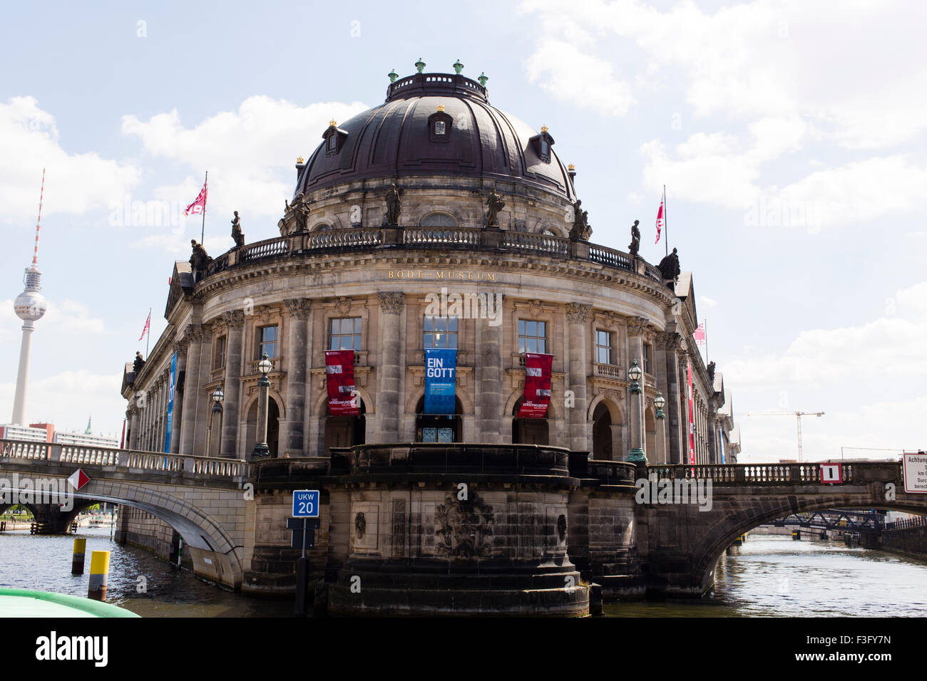 Das Bode-Museum und der Berliner Fernsehturm von einer Schifffahrt auf der Spree aus gesehen Stockfoto