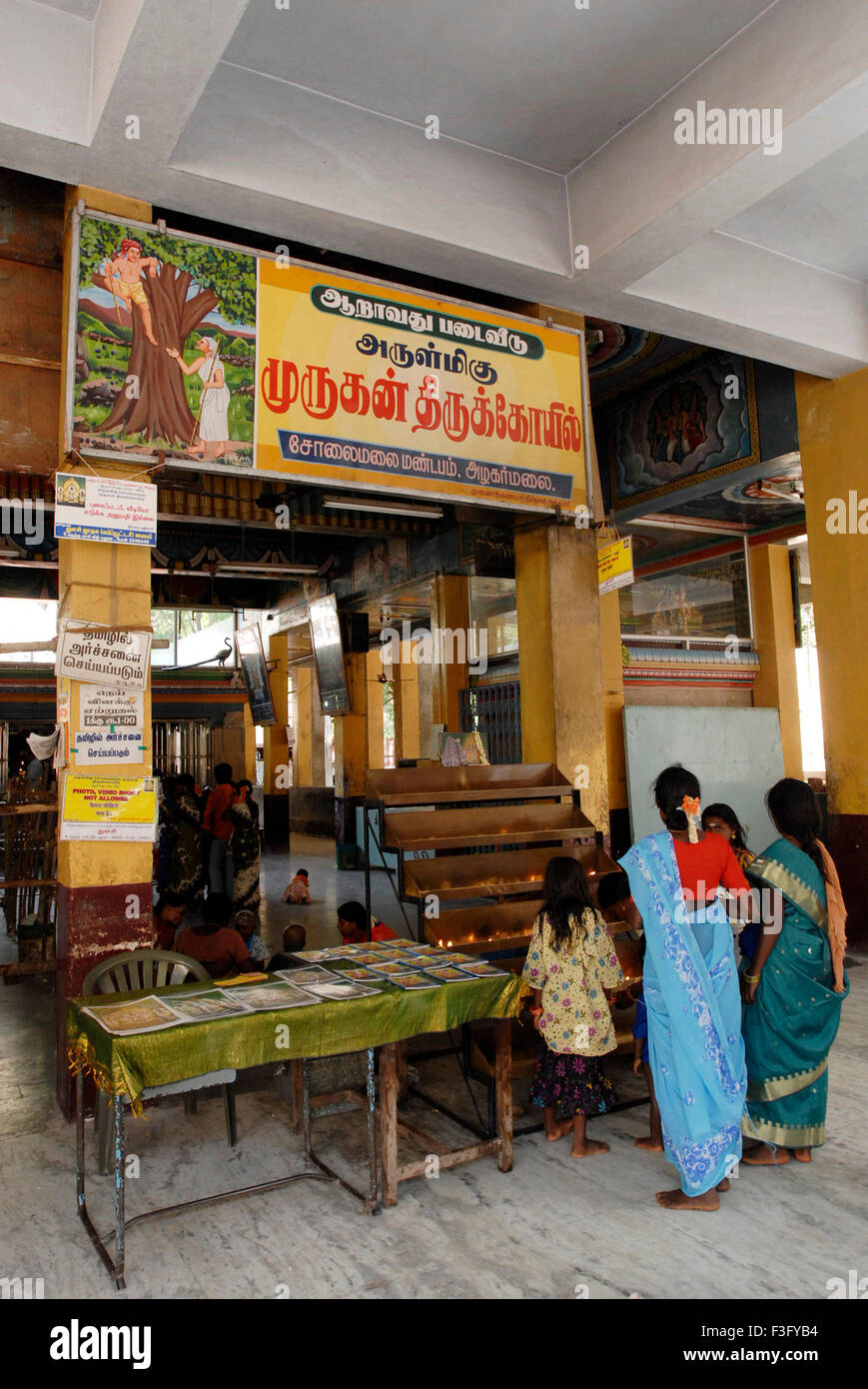 Pilger in Mandap; Murugan Tempel; Palamuthircholai; Tamil Nadu; Indien Stockfoto