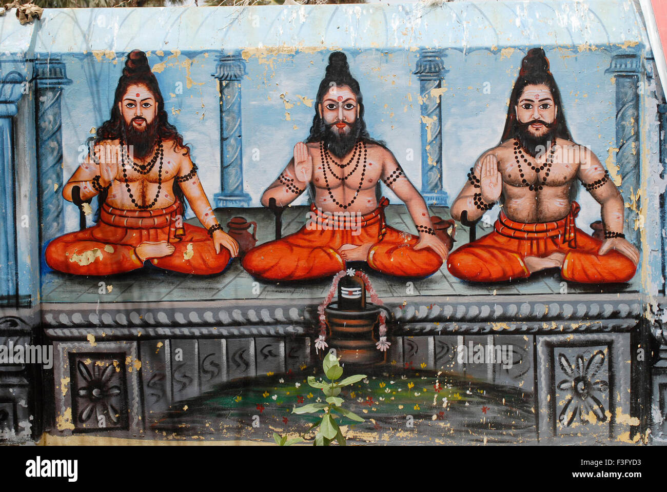 Gemälde von drei Sadhus mit Shivalingam an Wand Stockfoto