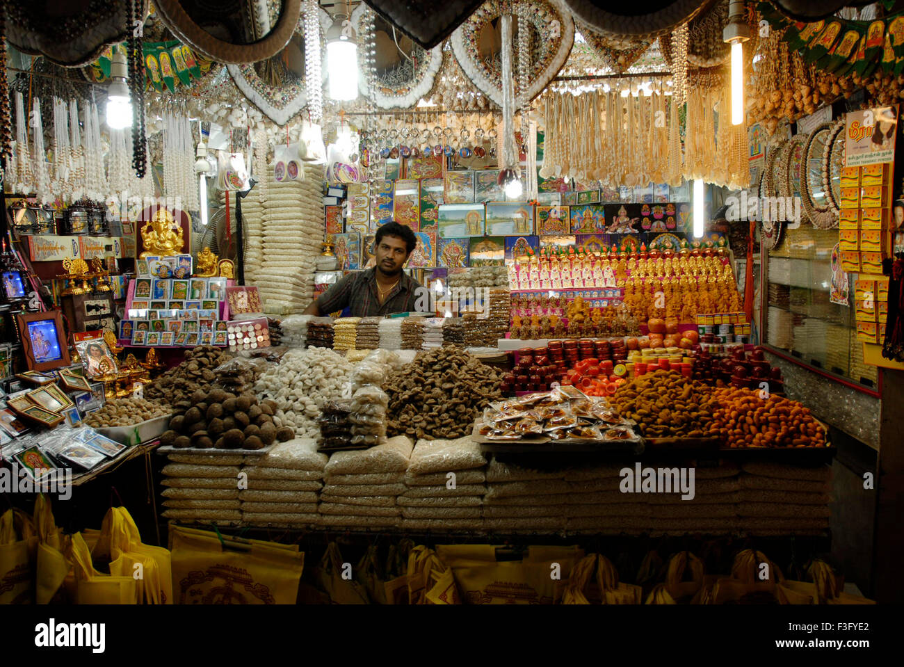 Stall, Verkauf von religiösen Gegenständen; Tiruchendur; Tamil Nadu; Indien Stockfoto