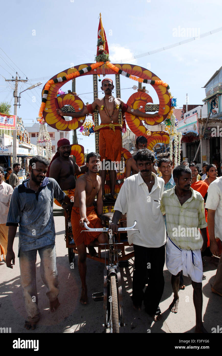 Gepiercte Anhänger auf dekorierten Zyklus Rickshaw entladen; Tirupparankundram; Tamil Nadu; Indien Stockfoto