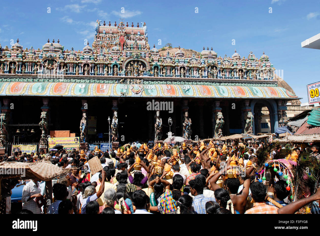Subrahmanya Swami Tempel mit riesige Menschenmenge am Festivaltag Vaikasi Visakam; Tirupparankundram; Tamil Nadu; Indien Stockfoto
