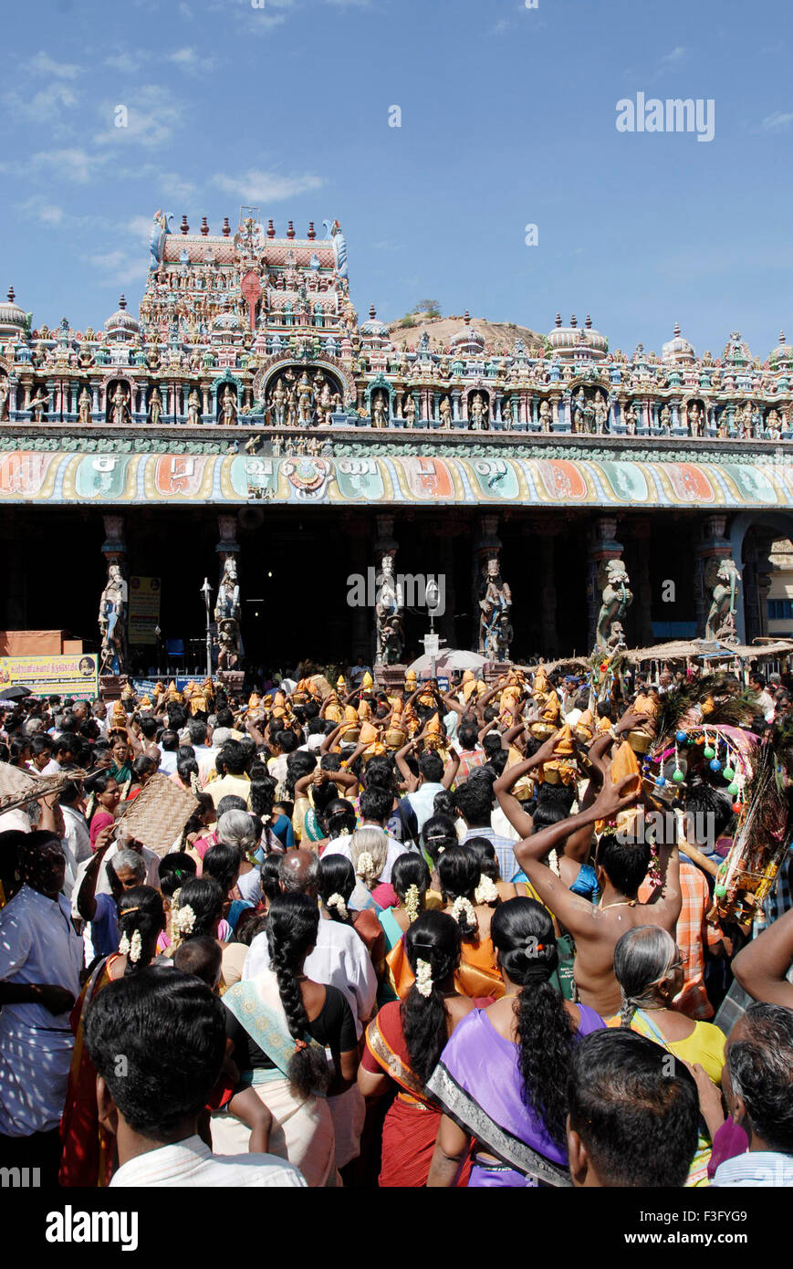 Subrahmanya Swami Tempel mit riesige Menschenmenge am Festivaltag Vaikasi Visakam; Tirupparankundram; Tamil Nadu; Indien Stockfoto