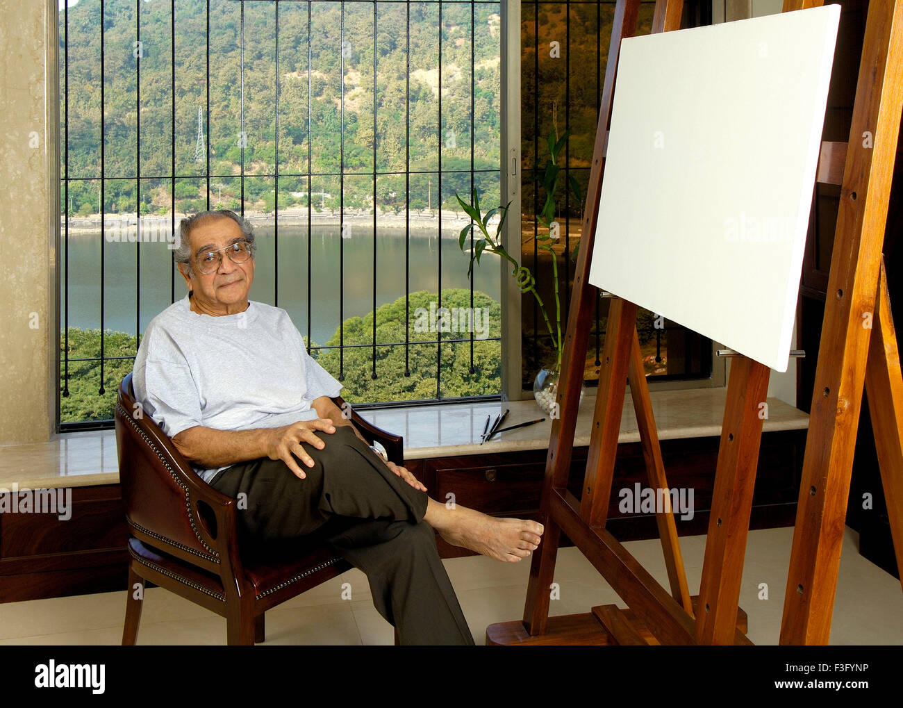 Berühmte indische Maler Akbar Padamsi sitzt in seinem Atelier Nein Herr Stockfoto