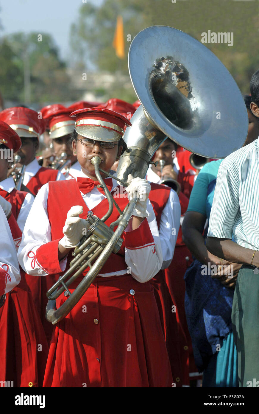 Frauen Band Frauen Musiker Parade spielen Musikinstrument Trompete; Indien; Asien Stockfoto