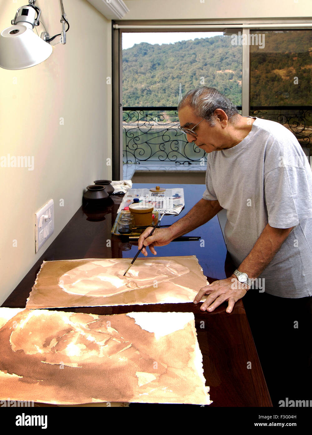 Berühmte indische Maler Akbar Padamsi sitzt in seinem Atelier Nein Herr Stockfoto