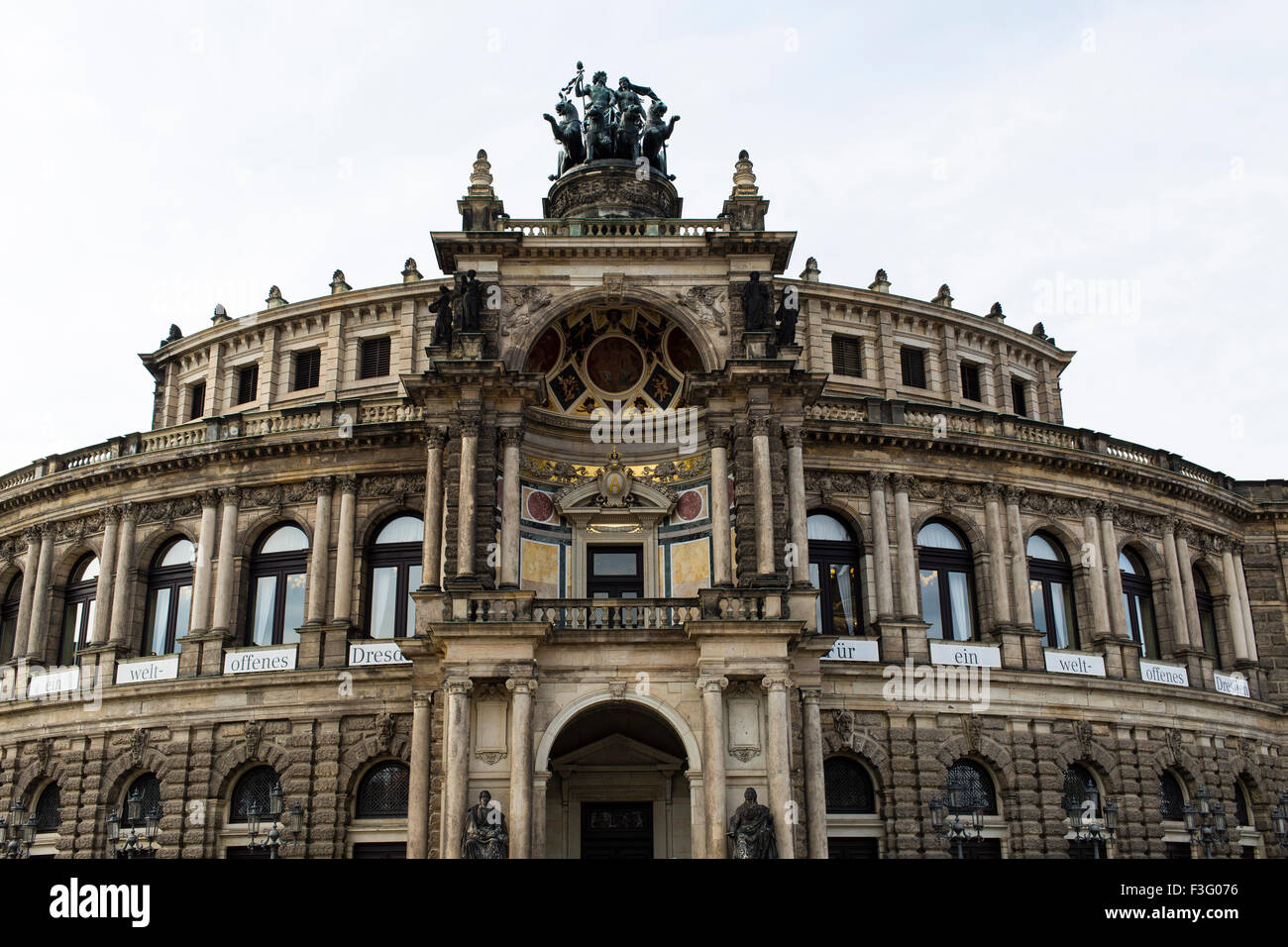 Erbaut im barocken Baustil, dem Opernhaus Semperoper, Dresden, sieht Sachsen, Deutschland fast symmetrisch. Stockfoto