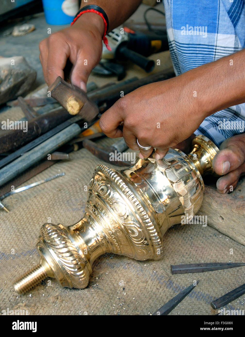 Messing Öl Lampe Making an Nachiyarkovil in der Nähe von Kumbakonam; Tamil Nadu; Indien Stockfoto