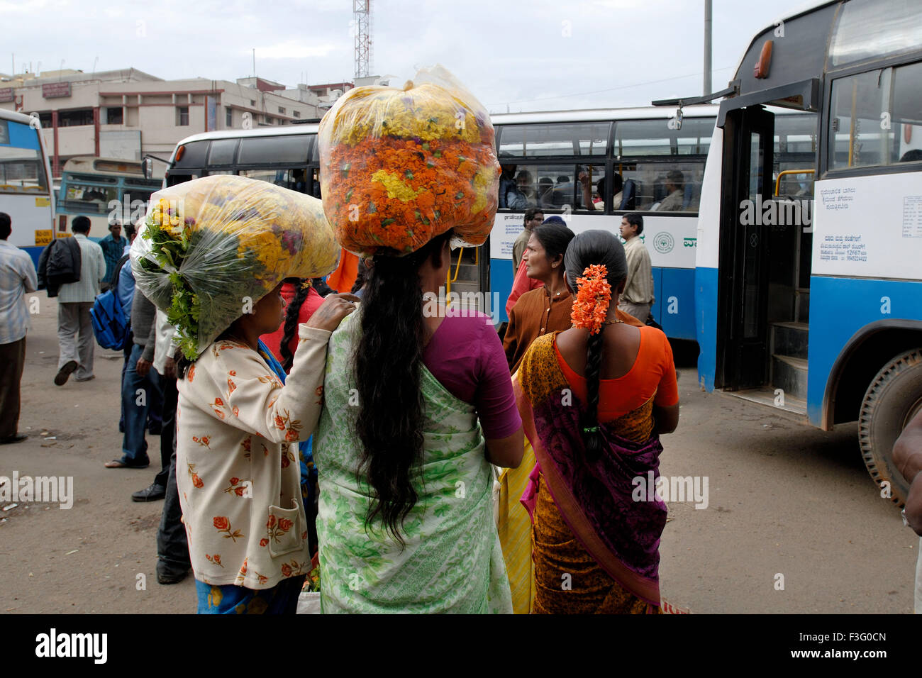 Blume-Verkäufer warten auf einen Bus in der Nähe von City Market; Bangalore; Karnataka; Indien Stockfoto