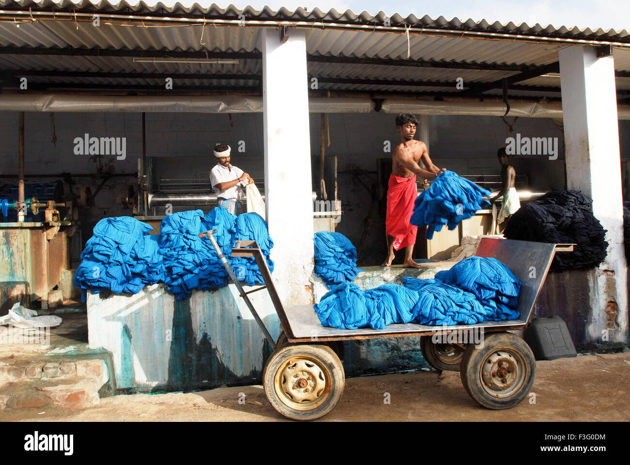 Stoff färben; Winde zu färben, ist eine alte Methode; Bekleidungsindustrie; Tirupur; Tamil Nadu; Indien Stockfoto