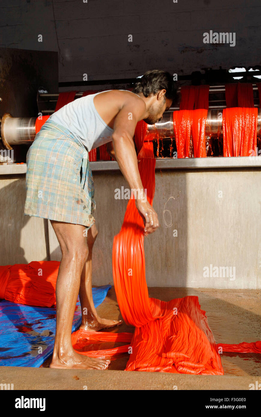 Stoff färben; Winde zu färben, ist eine alte Methode; Bekleidungsindustrie; Tirupur; Tamil Nadu; Indien Stockfoto