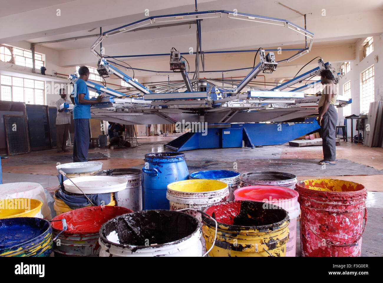 Automatische Stoff Siebdruckmaschine in einem Bekleidungsindustrie; Tirupur; Tamil Nadu; Indien Stockfoto