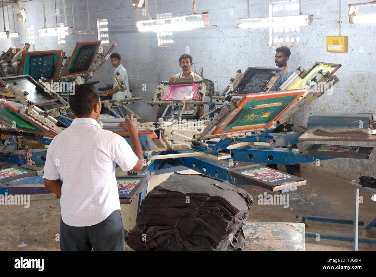 Handbuch nach dem Druck in einem Bekleidungsindustrie Absicherung; Tirupur; Tamil Nadu; Indien Stockfoto