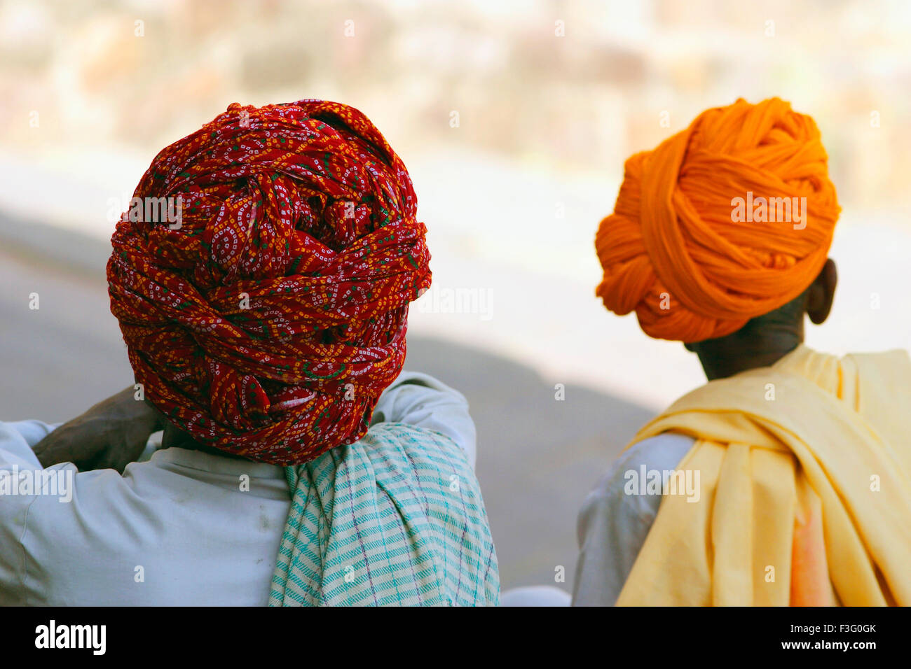 Zwei Männer tragen Turbane; Indien; Asien Stockfoto