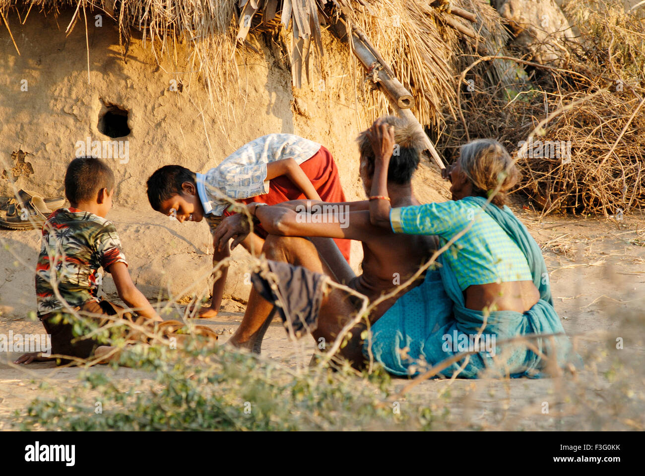 Landleben; alte Paare und Kinder in der Nähe von Vadalur; Tamil Nadu; Indien Stockfoto