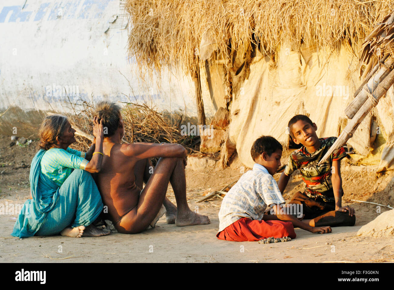 Landleben; alte Paare und Kinder in der Nähe von Vadalur; Tamil Nadu; Indien Stockfoto