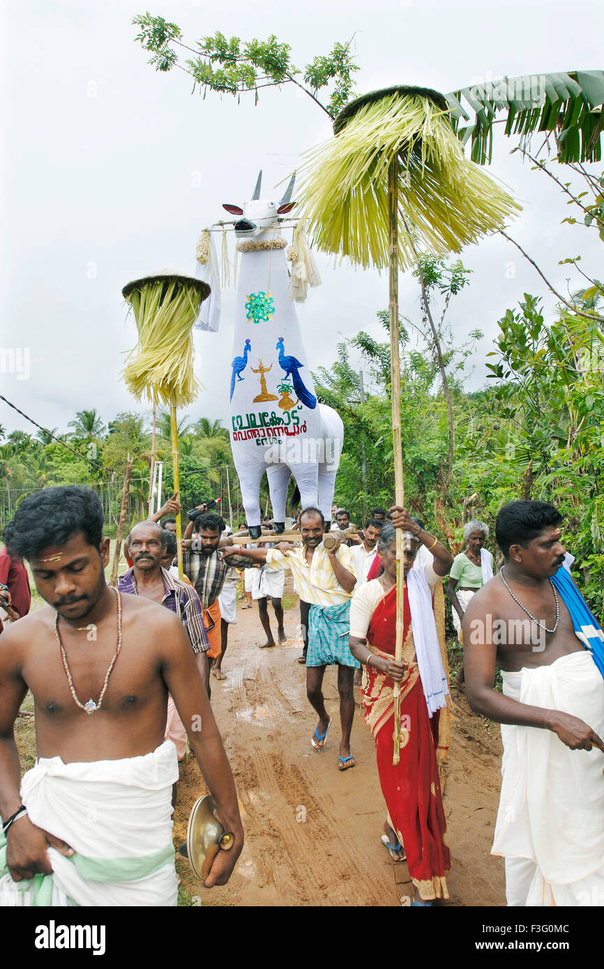 Prozession der Kala Kolam Bull Motiv in Anthimahakalan Vela am Chelakkara in Thrissur District; Kerala; Indien Stockfoto