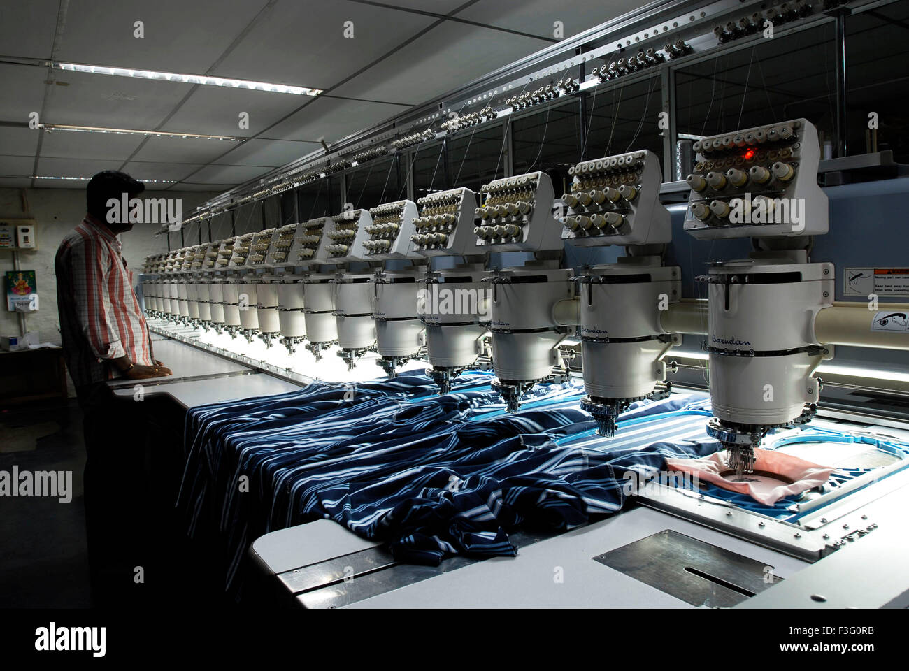 Computergesteuerte automatische Sticken in der Textilindustrie; Tirupur; Tamil Nadu; Indien Stockfoto