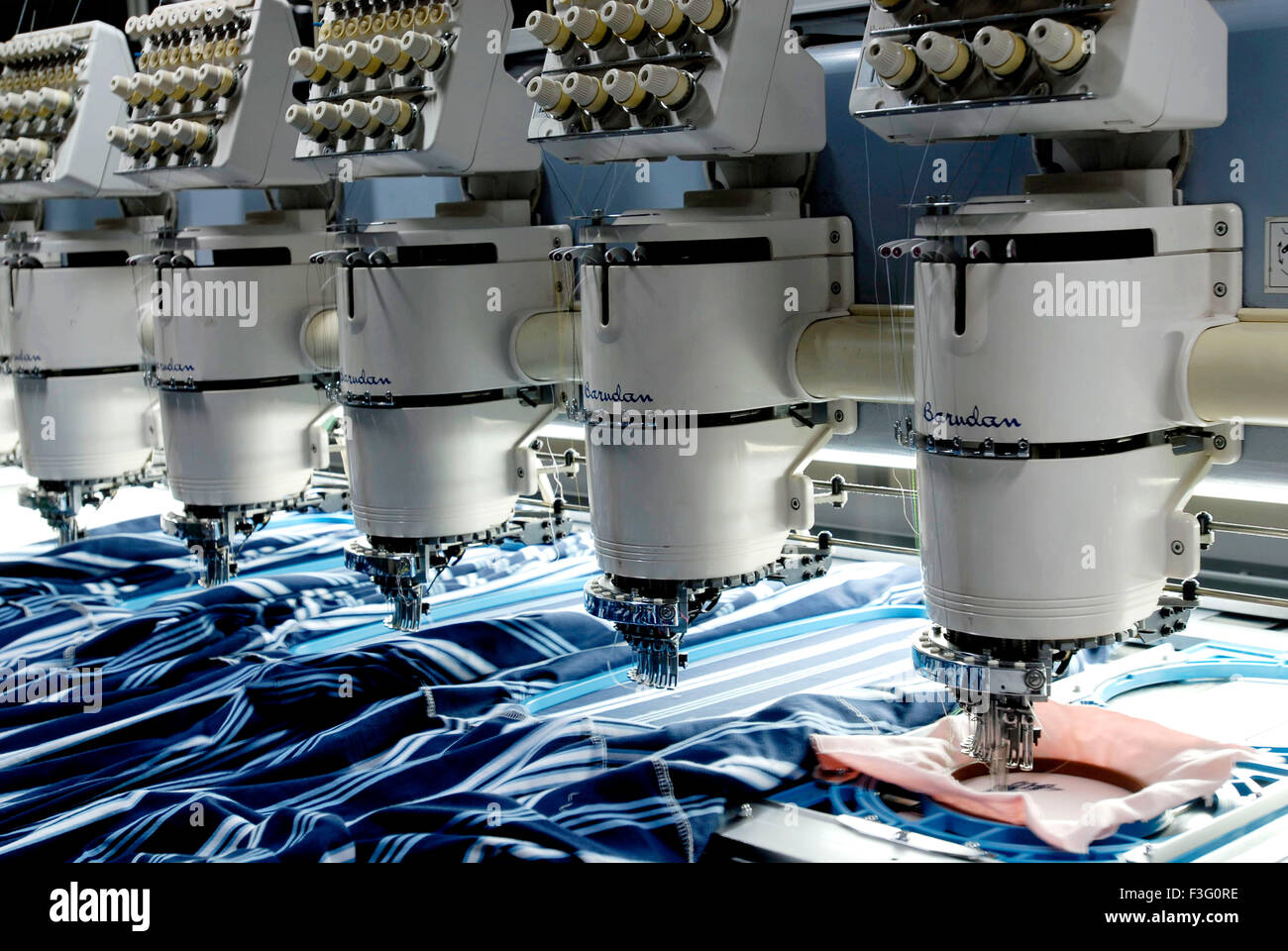 Computergesteuerte automatische Sticken in der Textilindustrie; Tirupur; Tamil Nadu; Indien Stockfoto