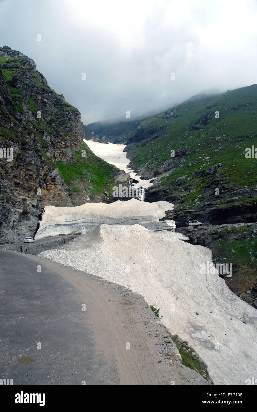 Autos durch Gletscherstraße; Rohtang Pass; Manali; Himachal Pradesh; Indien; Asien Stockfoto