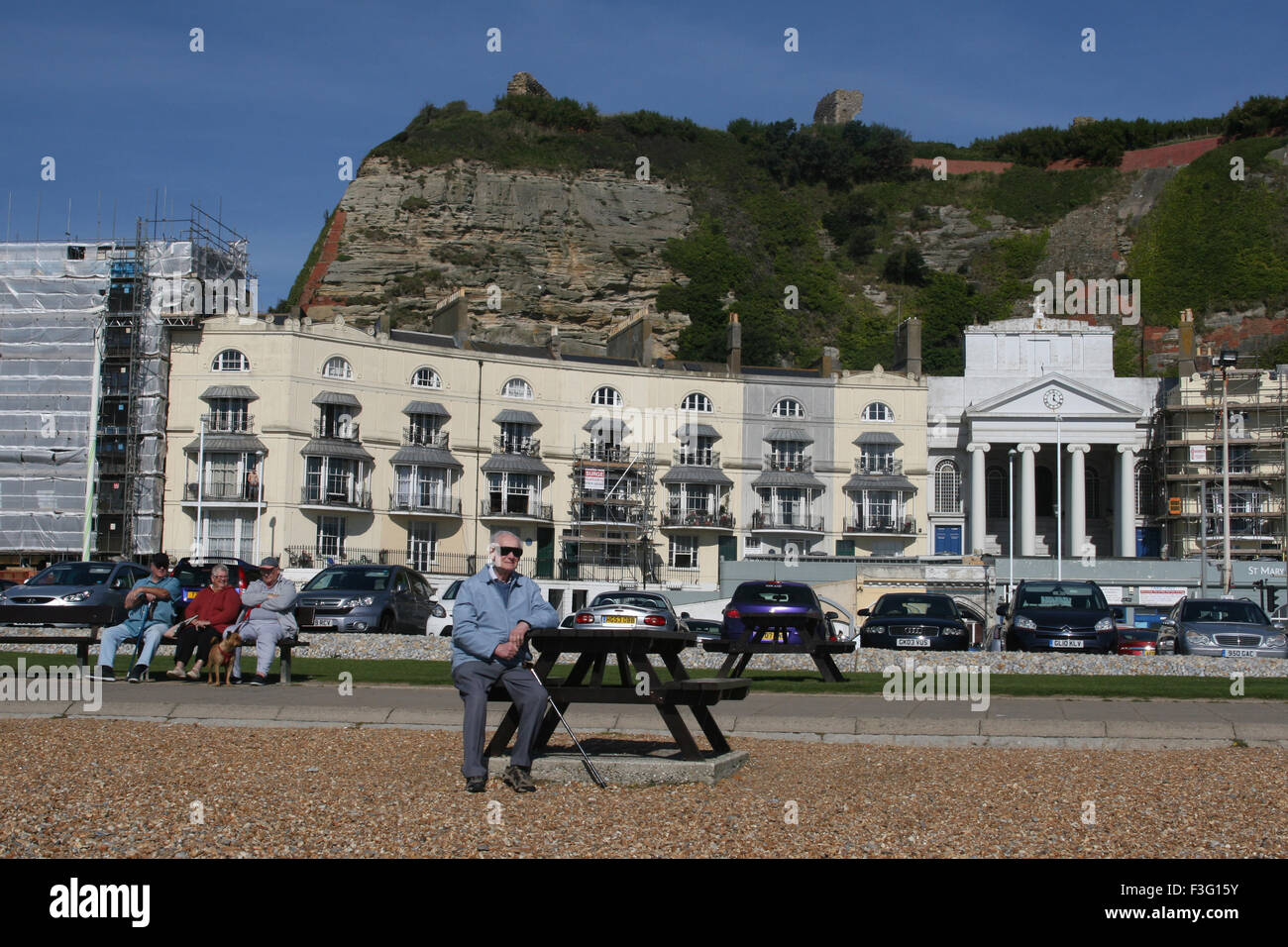 HASTINGS SUSSEX STRAND KLIPPEN Stockfoto