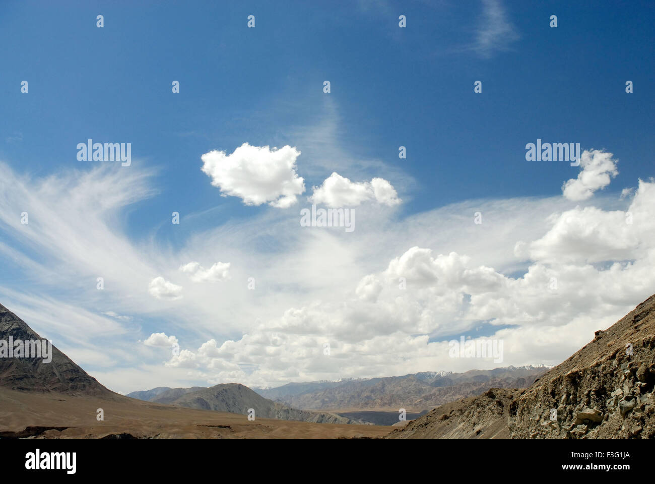 Berge und Himmel; Nimo; Nimoo; Nimu; Nimmoo; Nimmu; Leh; Ladakh; Jammu und Kaschmir; Union Territory; UT; Indien; Asien Stockfoto