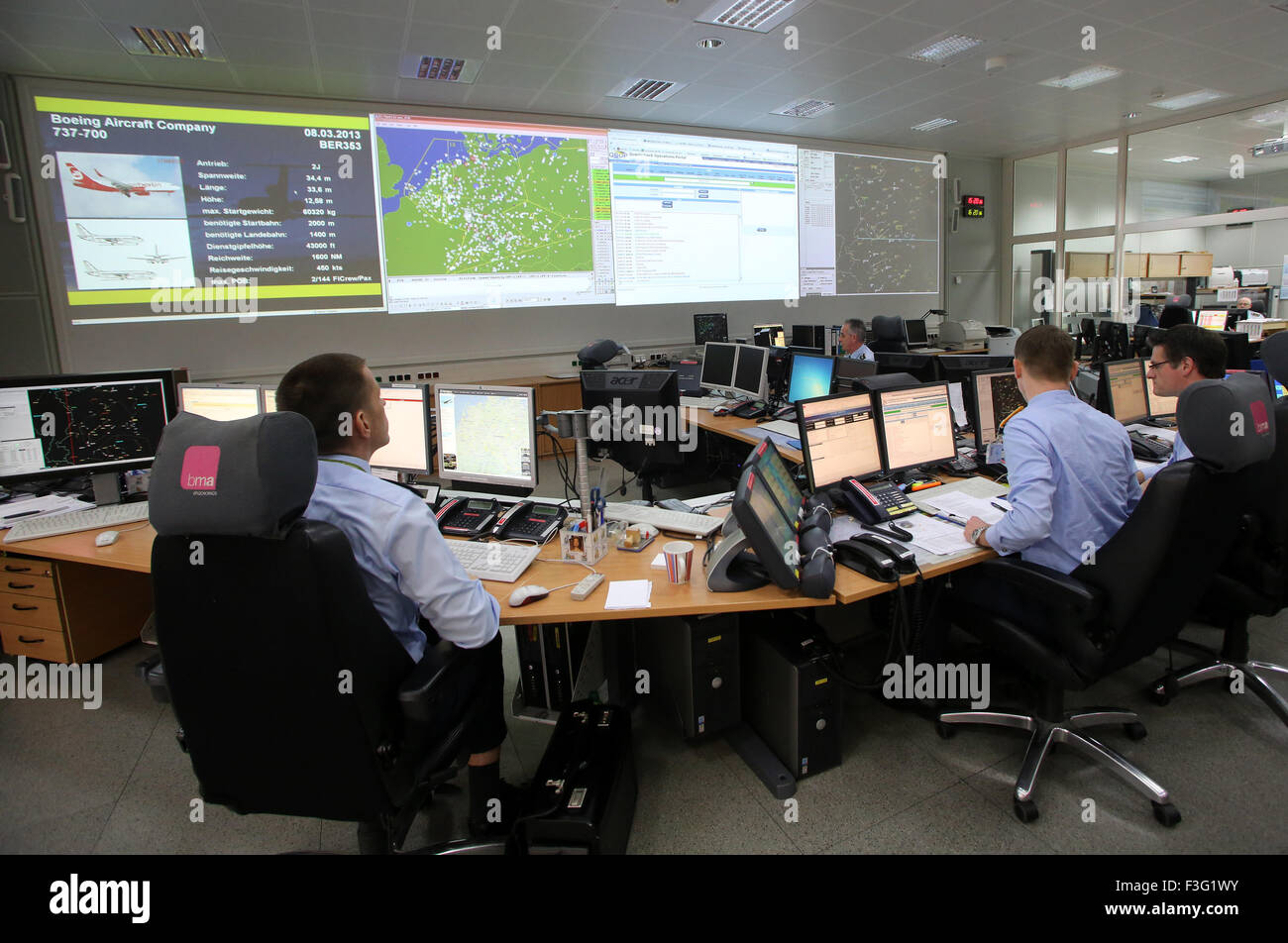 Uedem, Deutschland. 11. März 2013. Mitarbeiter arbeiten an Monitore in die Situation Raum von der Air Force Operational Management Commando in Uedem, Deutschland, 11. März 2013. Im Rahmen der Reform der Bundeswehr, der Air Force Operational Management Commando, wird das Management-Center von der nationalen Luftverteidigung und die Raum-Lage-Zimmer hier zusammengeführt werden. Foto: ROLAND WEIHRAUCH/Dpa/Alamy Live News Stockfoto