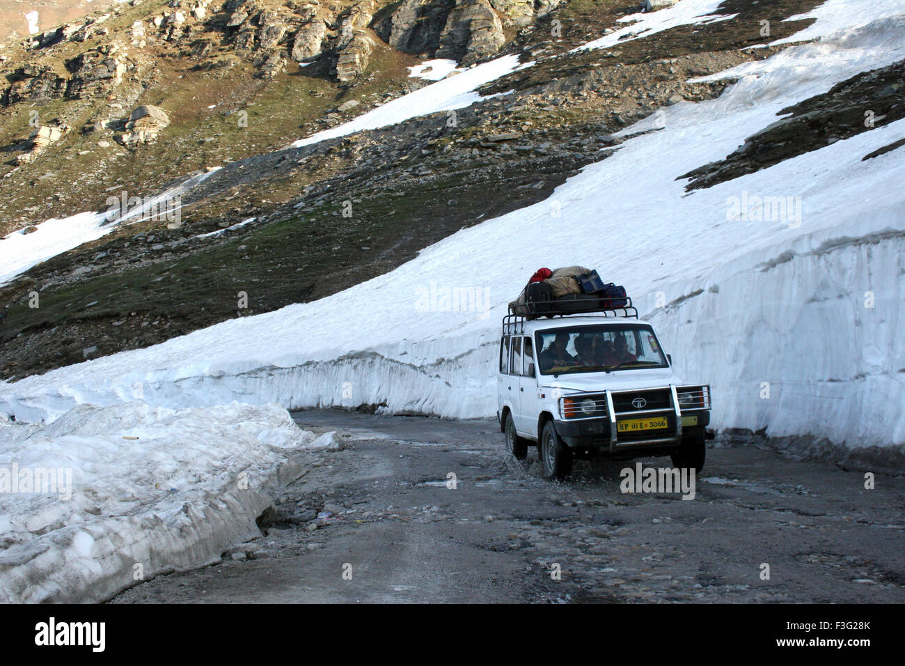 Auto auf Straße Schnitt durch Gletscher ; Rohtang Pass ; Manali ; Himachal Pradesh ; Indien ; Asien Stockfoto