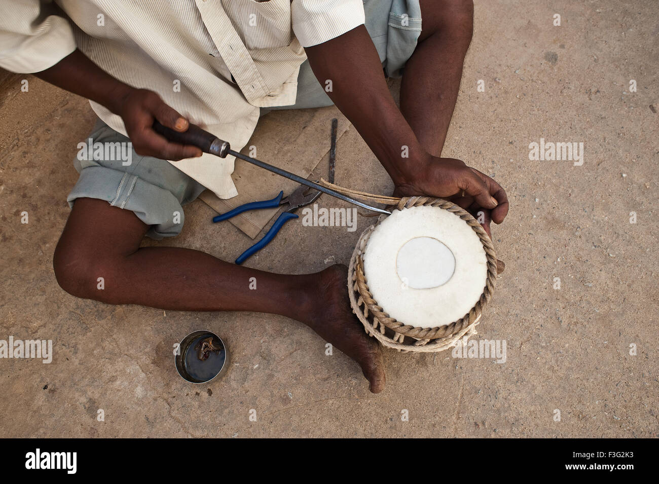 Handwerker machen eine "Tabla", einem traditionellen indischen Trommel (Indien) Stockfoto