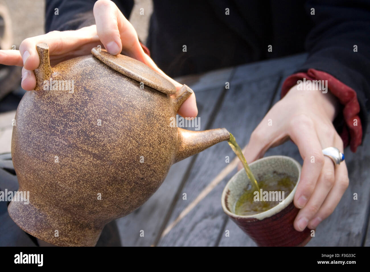 Portion Schwarztee von Teekanne Tasse Gießen; Palais de Italia; Paris; Frankreich; Europa Stockfoto