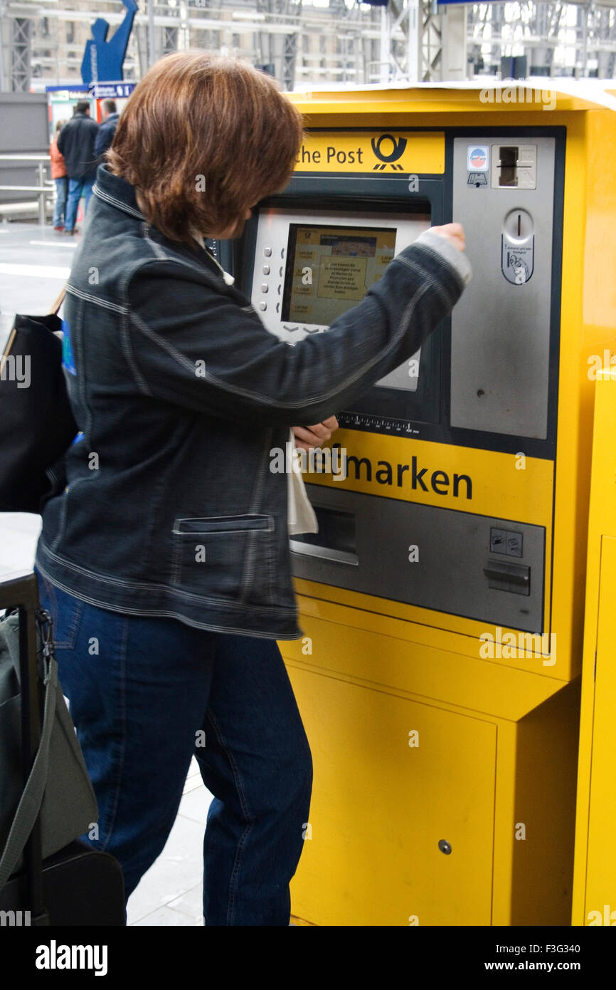 Mädchen mit Fahrscheinautomat am Bahnhof; Frankfurt; Deutschland; Europa Stockfoto