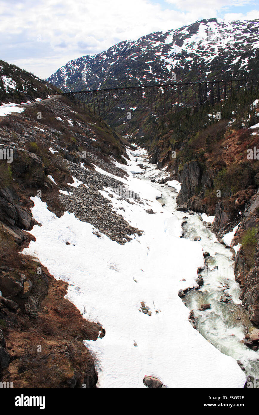 Schneebedeckte Berge Stahlbrücke errichtet 1901 Freischwinger Brücke Welt bis 1969; Skagway; Alaska; VEREINIGTE STAATEN VON AMERIKA Stockfoto