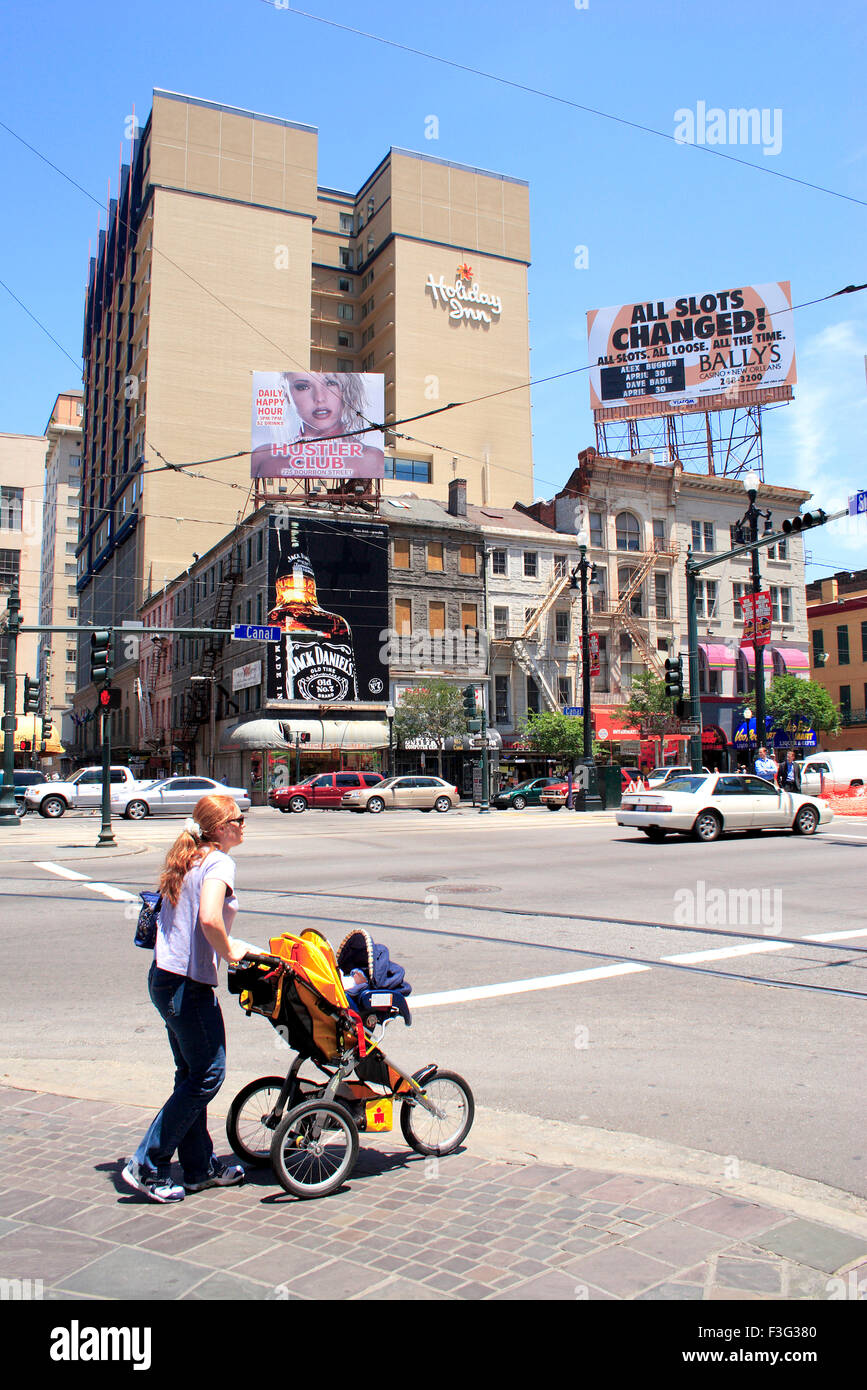 Eine Dame, ein Baby im Spaziergang zu tragen; Canal Street; New Orleans; Louisiana; Vereinigte Staaten von Amerika Vereinigte Staaten von Amerika Stockfoto
