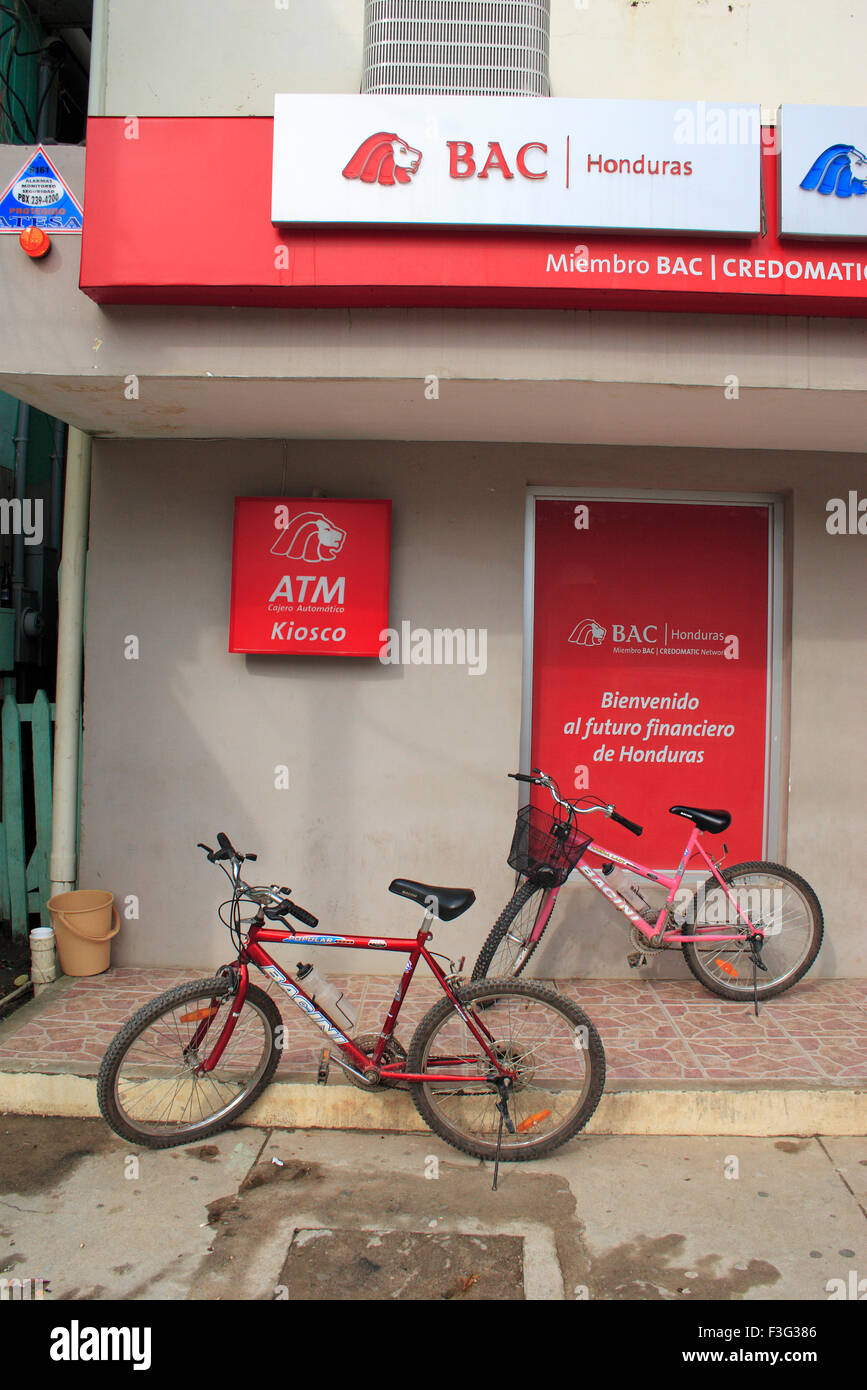 Fahrrad bei BAC Bank Geldautomat, Roatan Island, Ruatan, Rattan, Honduras, Karibik, Mittelamerika Stockfoto
